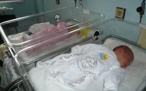 Gemeni, dar născuţi în oraşe diferite!