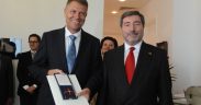 Klaus Iohannis a primit Crucea de Ofiţer al Ordinului pentru Merite al Republicii Federale Germania