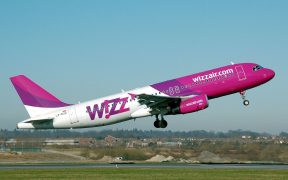 De ce se învârte avionul Wizz Air deasupra Sibiului