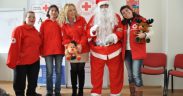Icoane pe sticlă pictate de voluntarii Crucii Roșii
