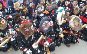 Peste 200 de lole au alungat spiritele rele la Agnita