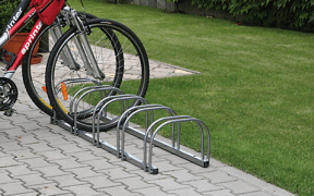 Cu ajutorul Hornbach şi AIOS, trei şcoli din Sibiu vor avea de săptămâna viitoare parcări pentru biciclete