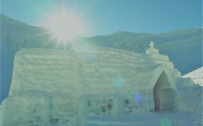 Biserica de Gheață de la Bâlea Lac își așteaptă vizitatorii