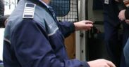 Bărbat reținut după ce și-a lovit soția iar apoi i-a furat telefonul mobil