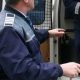 Bărbat reținut după ce și-a lovit soția iar apoi i-a furat telefonul mobil