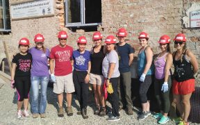 Mai mulți voluntari din SUA muncesc pe șantierul Habitat for Humanity din Mediaș