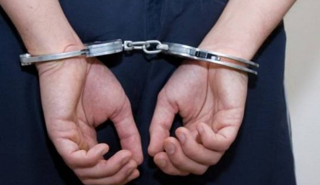 A furat dintr-o mașină parcată, dar a dat nas în nas cu un polițist