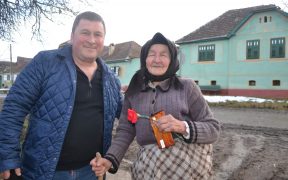 Felicitări și flori pentru doamnele din comuna Brădeni