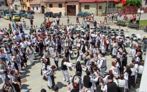 Ia şi portul popular românesc sărbătorite la Sadu