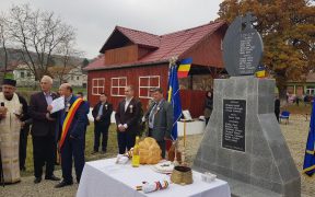 Monument ridicat în cinstea eroilor la Iacobeni