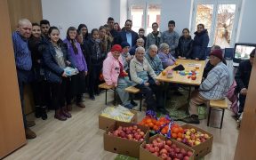 Elevii din Iacobeni au donat fructe vârstnicilor de la Centrul de Îngrijire și Unitatea de Asistență Medico-Socială din Agnita