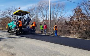 Începe asfaltarea de primăvară în judeţ