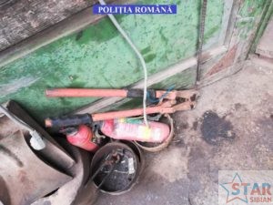 Doi tineri au fost reținuți fiind acuzați de nouă infracțiuni de furt