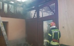 UPDATE: Incendiu cu posibilitate de extindere la o șură din Rășinari