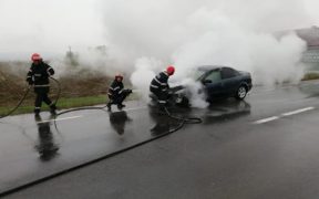 O mașină arde pe DN1 între Săcel și Săliște
