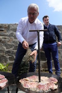 FOTO: Dragnea la grătar cu oierii din Poiana