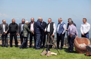 FOTO: Dragnea la grătar cu oierii din Poiana