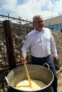 FOTO: Dragnea la grătar cu oierii din Poiana