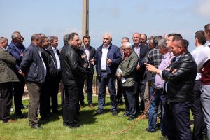 FOTO: Dragnea la grătar cu oierii din Poiana