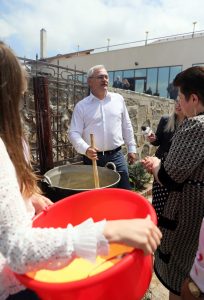 FOTO: Dragnea la grătar cu oierii din Poiana