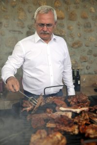 FOTO: Dragnea la grătar cu oierii din Poiana