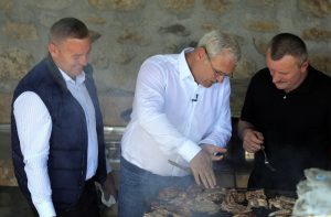 FOTO: Dragnea la grătar cu oierii din Poiana