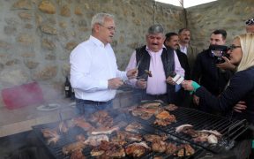 FOTO: Dragnea la grătar cu oierii din Poiana