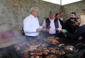 FOTO: Dragnea la grătar cu oierii din Poiana