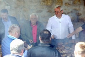 FOTO: Dragnea la grătar cu oierii din Poiana