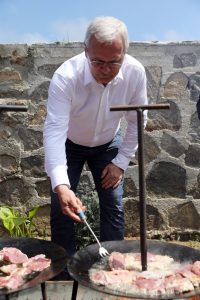 FOTO: Dragnea la grătar cu oierii din Poiana