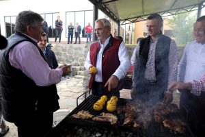FOTO: Dragnea la grătar cu oierii din Poiana