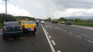 ACCIDENT între două autoturisme din cauza neacordării de prioritate