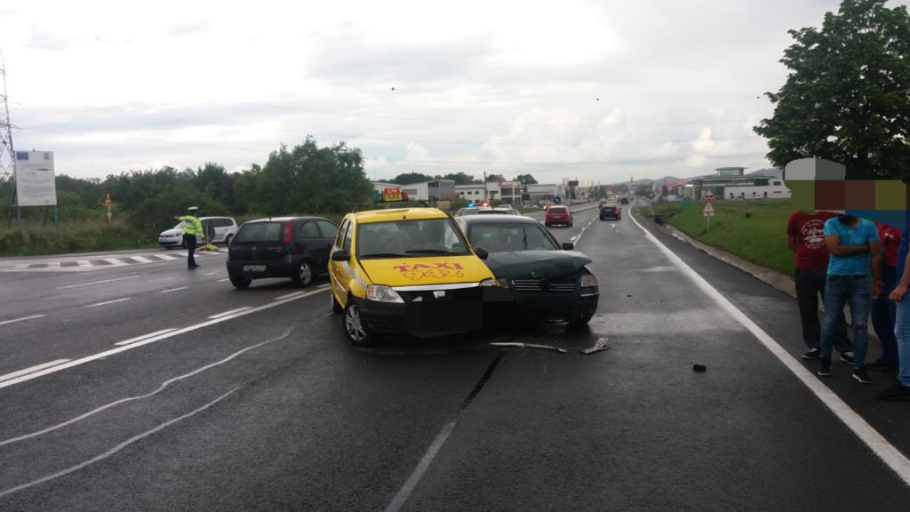 ACCIDENT între două autoturisme din cauza neacordării de prioritate