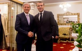 Cioloş a bătut palma cu preşedintele Franţei