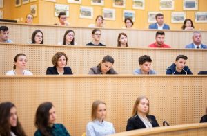 BURSA DE PLASTIC: Au dat răsaduri pe plastic