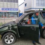 Un șofer băut a derapat cu mașina lovind un gard și separatoarele de sens