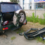Un șofer băut a derapat cu mașina lovind un gard și separatoarele de sens