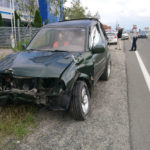 Un șofer băut a derapat cu mașina lovind un gard și separatoarele de sens