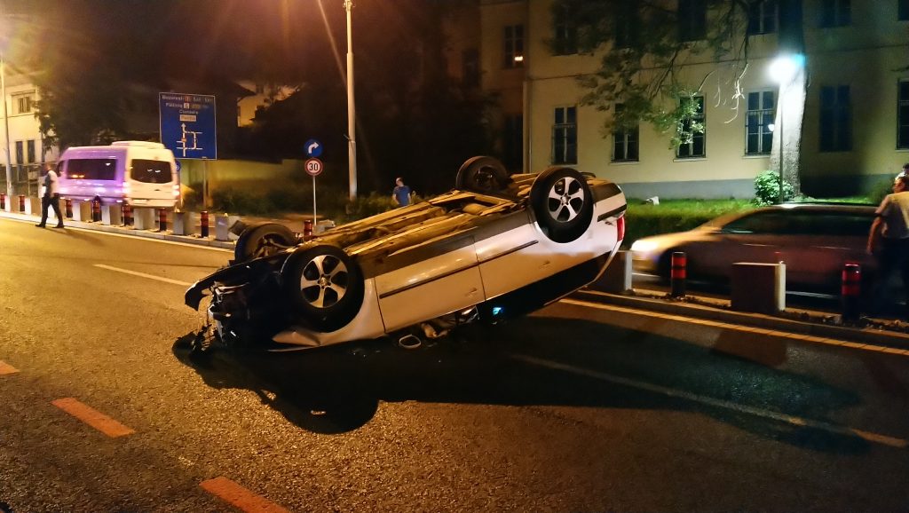 VIDEO: Mașină răsturnată pe șoseaua Alba Iulia. Șoferul nu este de găsit.