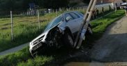 ACCIDENT la Șura Mare: A pierdut controlul direcției și a rupt un stâlp de beton