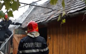 Un incendiu izbucnit la o magazie a fost stins rapid de pompierii sibieni