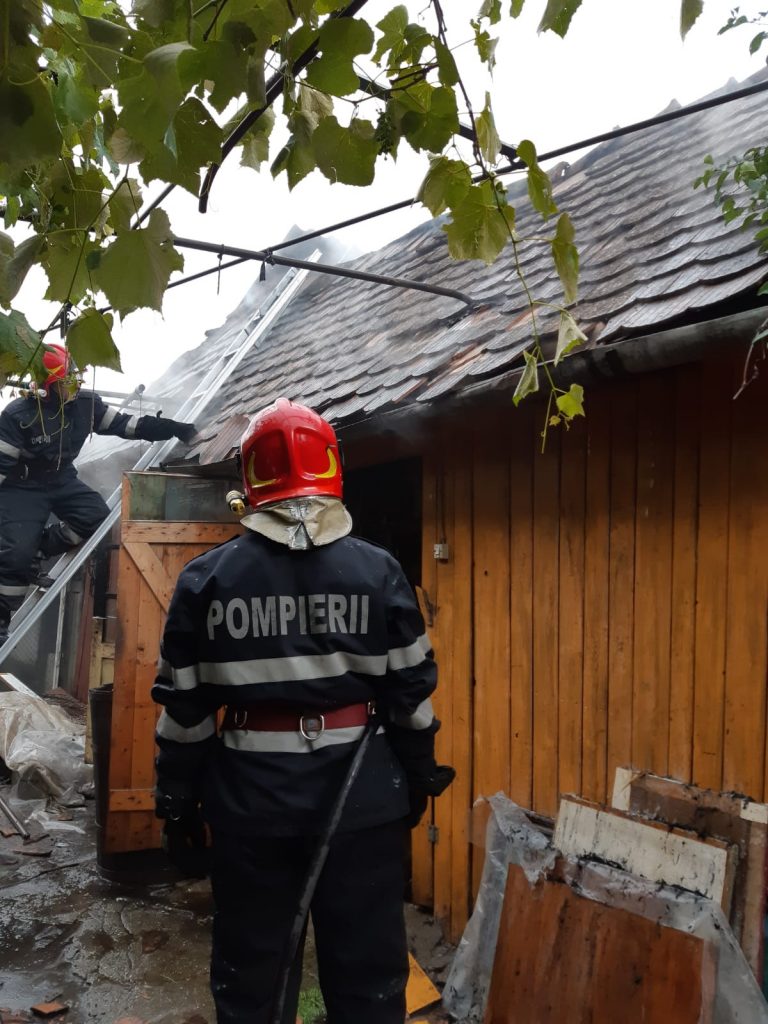 Un incendiu izbucnit la o magazie a fost stins rapid de pompierii sibieni