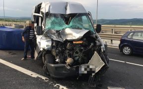 ACCIDENT pe autostrada A1: Șoferul unui microbuz nu păstrează distanța și intră în coliziune cu un tir
