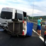 ACCIDENT pe autostrada A1: Șoferul unui microbuz nu păstrează distanța și intră în coliziune cu un tir