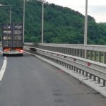 ACCIDENT pe autostrada A1: Șoferul unui microbuz nu păstrează distanța și intră în coliziune cu un tir