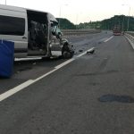 ACCIDENT pe autostrada A1: Șoferul unui microbuz nu păstrează distanța și intră în coliziune cu un tir