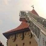 Bucăți din acoperișul Turnului Olarilor la un pas să cadă pe trecători