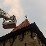 Bucăți din acoperișul Turnului Olarilor la un pas să cadă pe trecători