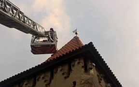 Bucăți din acoperișul Turnului Olarilor la un pas să cadă pe trecători