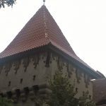 Bucăți din acoperișul Turnului Olarilor la un pas să cadă pe trecători